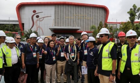 Delegasi Dewan Olimpiade Asia (OCA) meninjau renovasi pembangunan arena menembak di Jakabaring Sport City (JSC) Palembang, Sumatra Selatan, Ahad (5/3). 