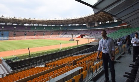 Delegasi Dewan Olimpiade Asia (OCA) meninjau Venue Stadion Utama Gelora Bung Karno yang akan di renovasi untuk kejuaraan Asian Games 2018 di Jakarta, Selasa (10/5). (Antara/Wahyu Putro A)