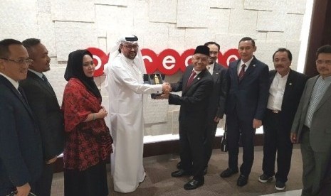 Delegasi DPR bersama Dubes RI untuk Qatar M Basri Sidehabi usai bertemua Chief Executive Officer (CEO) Ooredoo International Group (OIG), Waleed Muhammad Al A Sayeed, di Doha, Qatar Selasa (21/3).  