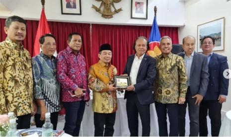 Delegasi GKSB DPR RI - Parlemen Chile yang dipimpin  Jazuli Juwaini (F-PKS) dan beranggotakan Hugua (F-PDIP), Supriyanto (F-PGerindra), Amin Muhammad Bakir (F-PKS) dan Achmad Hafisz Tohir (F-PAN) mengadakan courtesy call dengan Y.M. Muhammad Anshor, Duta Besar RI untuk Republik Chile (15/11/2022).