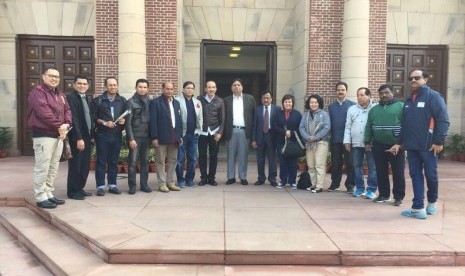 Delegasi INASGOC yang dipimpin Sekjen Eris Herryanto (ketujuh dari kiri) di depan Stadion National Mayor Dhyan Chand, New Delhi India, akhir bulan lalu dalam rangka persiapan torch relay Asian Games 2018 pada Juli mendatang.