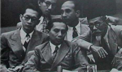 Delegasi Indonesoa di sidang umum PBB tahun 1947. Terlihat Sutan Syahrir, KH Agus Salim, Sumitro Hadikusumo. Syahri bisa berpidatod di PBB atas jasa Faris Al Chouri, negarawan Suriah.