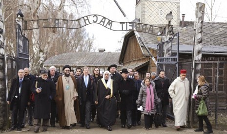 Liga Muslim Dunia Kunjungi Kamp Konsentrasi Auschwitz. Delegasi Muslim dari Liga Muslim Dunia mengunjungi kamp konsentrasi Yahudi, Auschwitz bersama dengan kelompok Yahudi di Oswiecim, Polandia, Kamis (23/1). 