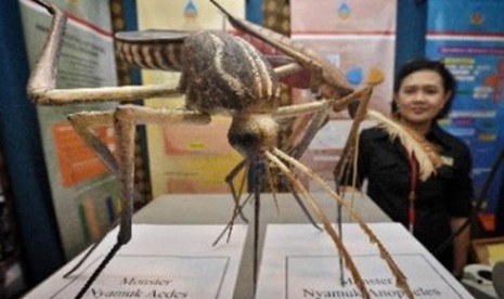 Delegasi negara Indonesia mengamati replika nyamuk saat kampanye Anti-DBD di salah satu stan 'ASEAN Dengue Conference', di Jakarta.