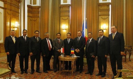 Delegasi Parlemen Indonesia dan Parlemen Rumania berfoto bersama usai melakukan pembicaraan dan menyepakati sejumlah kerjasama kedua negara, Rabu (23/4)