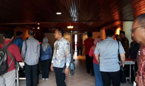 Delegasi Pertemuan Tahunan IMF-WB melakukan pendaftaran ulang di Nusa Dua Beach Hotel, Ahad (7/10). 