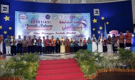 Delegasi peserta Festival Apresiasi Anak Islam berfoto bersama.