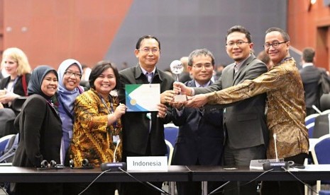 Delegasi RI menerima penghargaan Gold Award pada gelaran Clearing House Mechanism (CHM) Award Ceremony di Mesir.