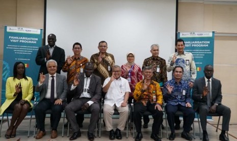 Delegasi Senegal dalam acara Familiarisation Visit Program Development of A Reverse Linkage Project Between Senegal (Institute Pasteur de Dakar) and Indonesia (Bio Farma) in Vaccine Production di Bio Farma Bandung. Larbi Neffati (duduk kedua dari kiri) sebagai OperationTeam Leader Islamic Development Bank (IsDB), Amadou Alpha Sall (duduk ketiga dari kiri) sebagai CEO Institute Pasteur de Dakar (IPD), Slamet Soedarsono (duduk keempat dari kiri) sebagai Deputi Bidang Politik, Hukum, Pertahanan dan Keamanan BAPPENAS, Slamet (duduk ketiga dari kanan) sebagai Staf Ahli Menteri Kesehatan Bidang Teknologi Kesehatan dan Globalisasi Kemnkes RI, Honesti Basyir (duduk kedua dari kanan) sebagai Direktur Utama Bio Farma.