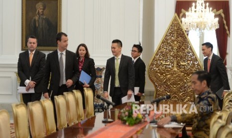 Delegasi Standard And Poor's Rating Services (S&P) menemui Presiden Joko Widodo di Istana Merdeka, Jakarta, Selasa (10/5). (Republika/ Wihdan)