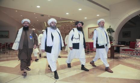 Delegasi Taliban tiba untuk pembicaraan damai Afghanistan di Doha, Qatar, Kamis, 12 Agustus 2021.