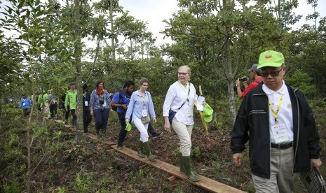 Delegasi The First Asia Bonn Challenge High Level Roundtable Meeting mengunjungi Kebun Plasma Nutfah dan Demonstrasi Plot Restorasi Hutan Rawa Gambut Bekas Kebakaran di Desa sepucuk, Ogan Komering Ilir (OKI), Sumsel, Selasa (9/5). 