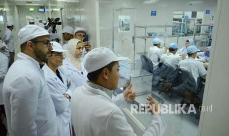   Tunisian and Moroccan delegations witness the vaccine packaging process at Bio Farma, Tuesday (August 28).