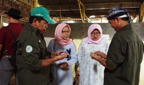 Delegasi UI berbincang dengan Kelompok Wira Tani