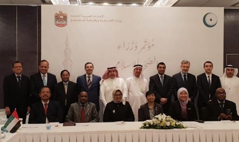  Delegsi Indonesia dalam kegiatan 13th Meeting of the OIC Steering Committee on Health yang diselenggarakan oleh OIC di Abu Dhabi UAE, pada tanggal 7 Oktober 2019 yang lalu, berfoto bersama peserta lain dari sesama anggota OKI