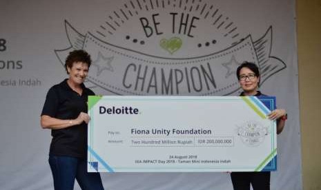 Deloitte Indonesia melalui program tahunan bernama Impact Day 2018 bersama-sama menggalang dana untuk mendukung masyarakat di Lombok dan Agats, Papua yang kurang mampu, dan menyerahkan donasi yang terkumpul pada Jumat (24/8) di Taman Mini Indonesia Indah (TMII), Jakarta.