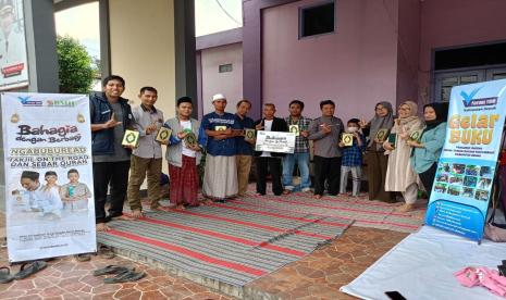 Demak menyaksikan sebuah kegiatan literasi yang unik dan inspiratif pada Selasa, 2 April 2024, di Alun-Alun Masjid Agung Demak. 