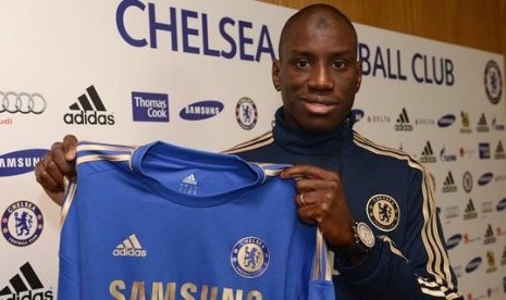 Demba Ba diperkenalkan sebagai pemain Chelsea usai menandatangani kontrak selama 3,5 tahun, Jumat (4/1).