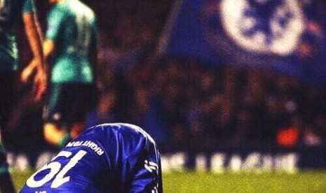 Demba Ba selebrasi sujud syukur usai mencetak gol untuk Chelsea.