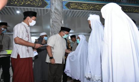 Demi mendorong terciptanya masyarakat yang seimbang antara kehidupan dunia serta kehidupan akhirat, Gubernur Kepulauan Bangka Belitung (Babel), Erzaldi Rosman melakukan program rutin Sajadah Fajar yang berlangsung Masjid Faturrahman Desa Kimak, Jumat (18/12).