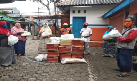 Demi menekan angka penularan Covid-19, pemerintah secara tegas menganjurkan masyarakat untuk tidak terlalu banyak melakukan aktivitas di luar rumah. Hal ini tentunya menimbulkan dampak yang sangat signifikan terhadap kondisi perekonomian masyarakat yang 