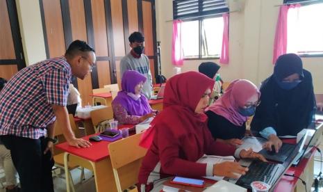 Demi meningkatkan kualitas kinerja SDM (Sumber Daya Masyarakat), penggerak PKK (Pemberdayaan dan Kesejahteraan Keluarga) kelurahan Duren Seribu, Kecamatan Bojongsari, Bogor mengikuti pelatihan komputer. Kegiatan pelatihan ini diselenggarakan  dosen-dosen Universitas BSI (Bina Sarana Informatika), pada Sabtu (21/5/2022) pukul 09.00-12.00 WIB.