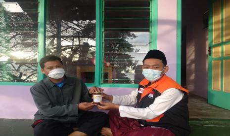 Demi menjaga imunitas warga dimasa pandemic, Relawan Rumah Zakat secara door to door membagikan madu dan teh probiotik kepada para Penerima Manfaat di Desa Undaan Lor, Kecamatan Undaan, Kabupaten Kudus pada Jum’at (28/5).