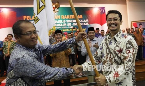 Demisioner ketua umum Masika ICMI Ibnu Mahmud Komisioner menyerahkan pataka kepimpinan secara simbolik kepada Ketua umum Majelis Sinergi Kalam (Masika) Ferry Kurnia Rizkiyansyah (kanan) saat menghadiri acara pelantikan pengurus nasional Majelis Sinergi Kal