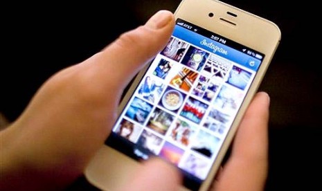 Demo aplikasi Instagram pada ponsel iPhone.