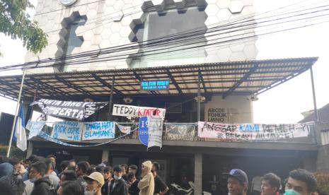 Demo Bobotoh di Graha Persib, Jalan Sulanjana, Kota Bandung, Ahad (10/10). 