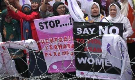 DEMO BUPATI GARUT. Sejumlah perempuan melakukan unjuk rasa menuntut Bupati Garut, Aceng HM Fikri mundur dari jabatannya di bunderan Jalan Simpang Lima, Garut, Jawa Barat, Rabu (19/12).