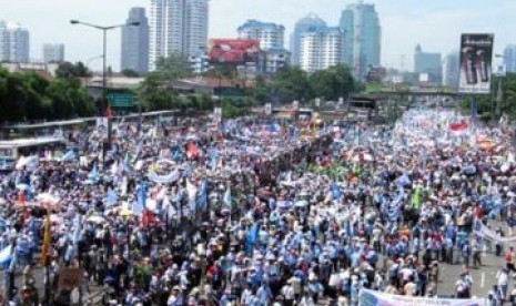 Demo buruh di Gatot Subroto, beberapa waktu lalu.