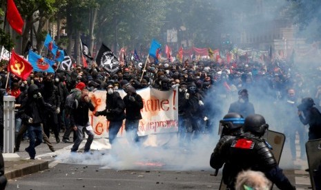 Demo buruh di Paris, Rabu (15/6).