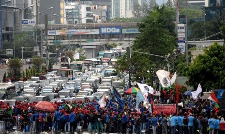 Demo Buruh. Kemacetan panjang kendaraan di Jalan Sudirman imbas massa buruh berunjuk rasa di Bundaran Hotel Indonesia, Jakarta, Rabu (10/12)