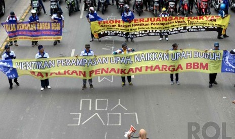   Demo Buruh. Massa buruh berunjuk rasa di Jalan MH. Thamrin, Jakarta, Rabu (10/12).