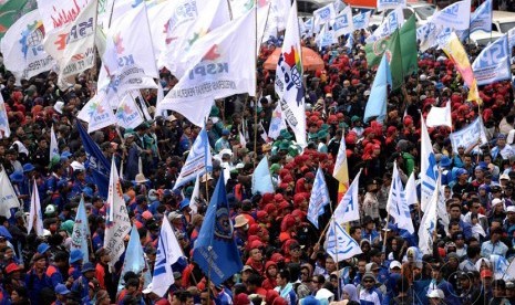 Demo Buruh. Massa buruh berunjuk rasa di Bundaran Hotel Indonesia, Jakarta, Rabu (10/12).