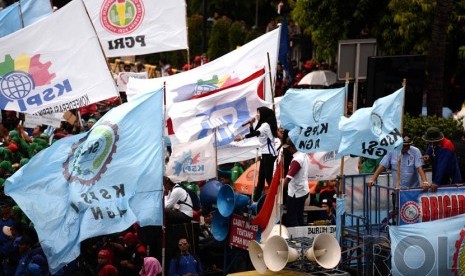 Demo Buruh. Massa buruh berunjuk rasa di Bundaran Hotel Indonesia, Jakarta, Rabu (10/12).