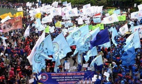 Demo Buruh. Massa buruh berunjuk rasa di Bundaran Hotel Indonesia, Jakarta, Rabu (10/12).