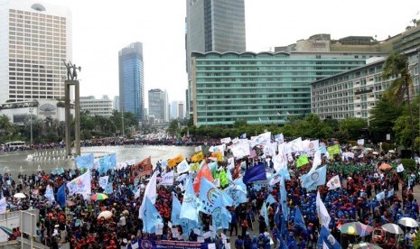 Demo Buruh. Massa buruh berunjuk rasa di Bundaran Hotel Indonesia, Jakarta, Rabu (10/12)