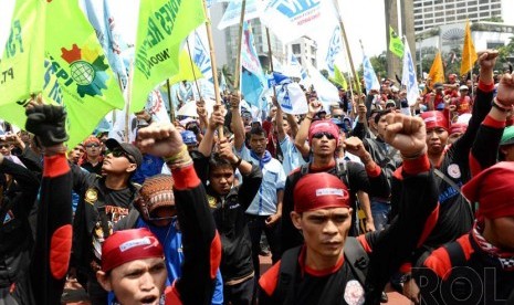 Demo Buruh. Massa buruh berunjuk rasa di Bundaran Hotel Indonesia, Jakarta, Rabu (10/12).