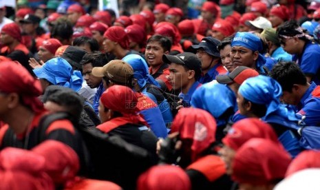 Demo Buruh. Massa buruh berunjuk rasa di Bundaran Hotel Indonesia, Jakarta, Rabu (10/12).