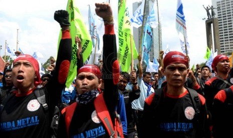 Demo Buruh. Massa buruh berunjuk rasa di Bundaran Hotel Indonesia, Jakarta, Rabu (10/12).