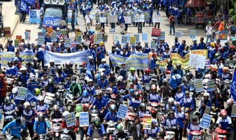 Demo Buruh. Massa buruh berunjuk rasa di Jalan MH. Thamrin, Jakarta, Rabu (10/12).