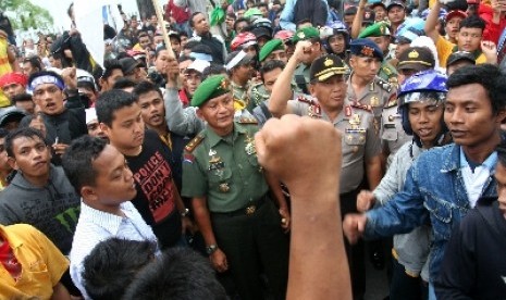 Demo Buruh Menuntut Penerapan UMK