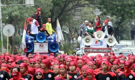 Demo buruh menuntut upah layak.