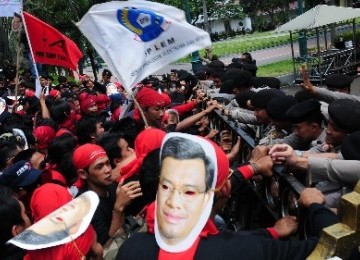 Demo buruh tuntut kenaikan UMP (ilustrasi).