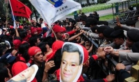 Demo buruh tuntut kenaikan UMP (ilustrasi).