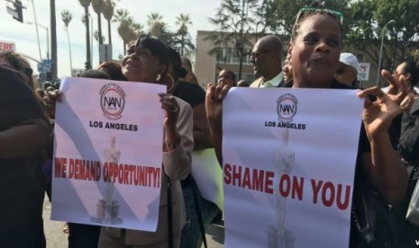 Demo di depan Dolby Theater, tempat berlangsungnya penyerahan piala Oscar.