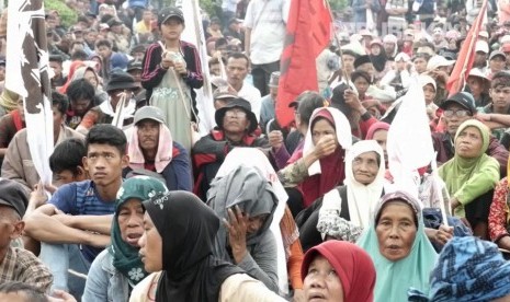 Demo Hari Tani Nasional di depan Monas, Jakarta, Rabu (27/9).