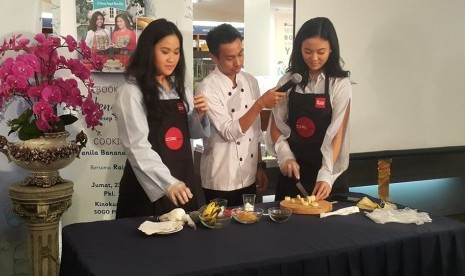 Demo masak ala buku Centennial Kitchen: 35 Resep Simpel Masa Kini karya Aisha Karissa Hadi dan Raisya Saraswati. (MGROL/Republika)